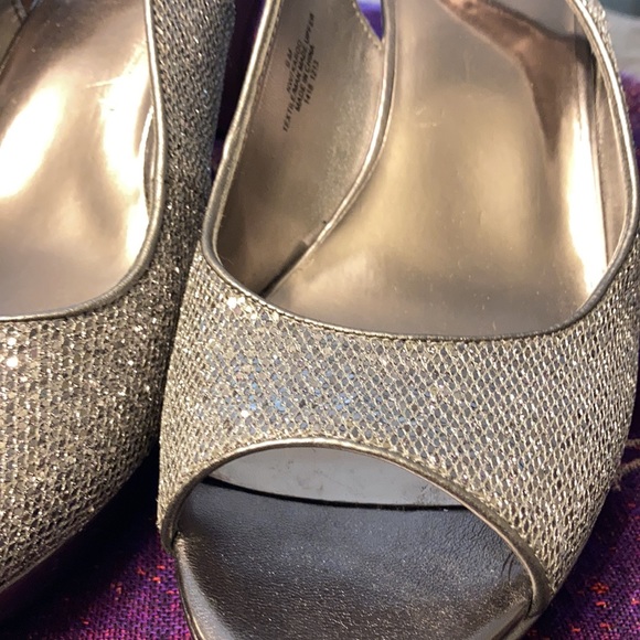Silver/ gray heels - Picture 6 of 9